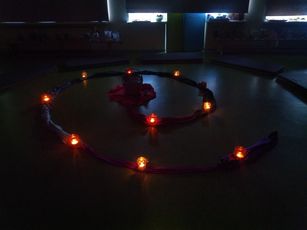 Martinsspirale - Kinder schreiten zur Mitte und legen ihre Kleiderspende ab